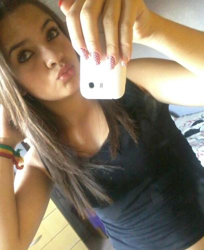 sensível , com temperamento forte; vivo entre o sim e o não , a felicidade foi uma escolha , na qual optei para minha vida e eu sei , que tudo depende só de mim