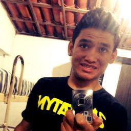 Cachorro, perigoso, safado, carinhoso e pronto pra te dar amor,
Louco pra fazer amorr ! ;D
