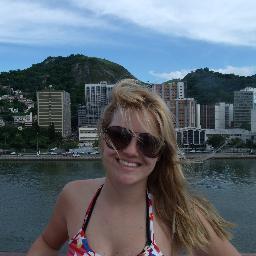 Graduada em Educação Física em 2011, adoro curtir a vida e amoooo viajar