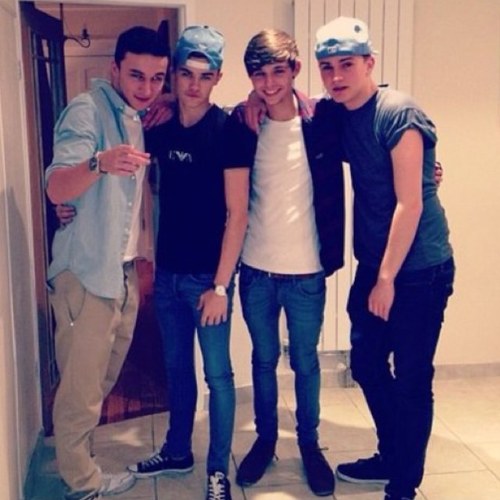 Im not a chocolate raisin I'm a fan of these boys @RiversideUK_
