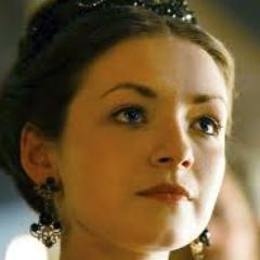 Puta de Poniente, sirviendo en burdeles de Desembarco, puta de oro, poco enamoradiza, aunque sabe dar placer, correcta fuera del lecho. #SpanishFakeWesteros.