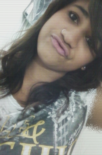 Eu erro. Eu amo. Eu choro. Eu brinco. Eu sorrio. Eu tenho defeitos. Eu tenho qualidades. Eu não sou perfeita, me aceite como eu sou.
