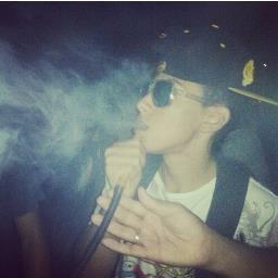 15 anos, está no 2° ano do ensino médio, curte funk,
 é engraçado, gosta de fumar Narguile