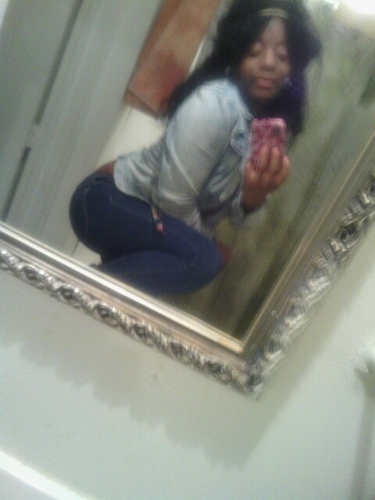 Bitchess wnna be me so bad, I be chilling with my feet up I Aint got no worries !