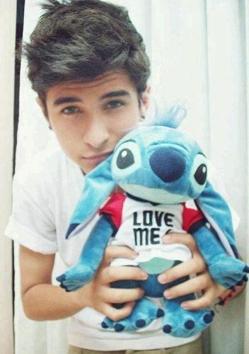 im directioner boy and little blackstar my name its Alfredo Montes im 20 years old im from mexico city