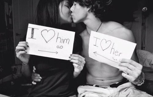 Wij tweetten over gevoelens over meisjes/jongens, en nog meer liefdes dingen ;) , dus follow