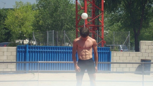Atleta de velocidad y vallas, un poco loco y fiestero.  Ama la vida, cobra un sueldo y hecha un polvo esa es mi filosofia.
