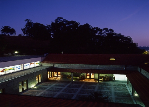 Localizado a 15 minutos do Aeroporto; 20 minutos do Porto; Braga e Guimarães. Hotel de Charme Quinta do Pinheiro um destino turístico por excelência.
