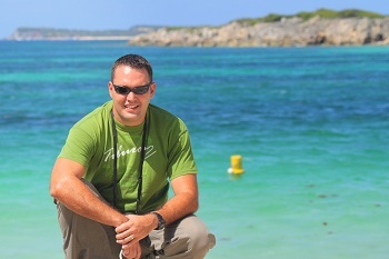Profesional, amante de la naturaleza, los deportes acuáticos, padre y esposo, opinador de oficio, analítico en busca de la felicidad.