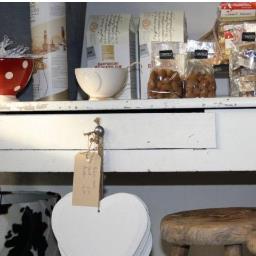 Wijn en spijs uit Italië en de Betuwe. Alles voor een gezellig gedekte tafel en leuke cadeau artikelen.