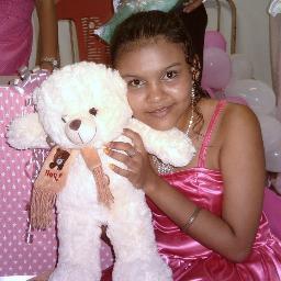 16 anos. Canceriana, emotiva, carinhosa, teimosa flamenguista.