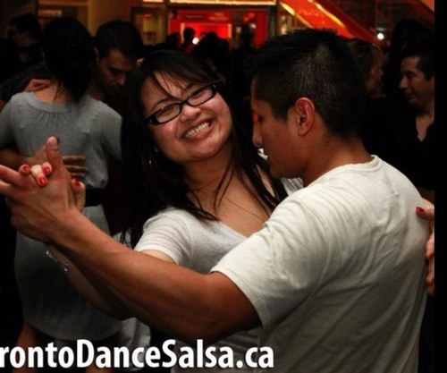 Me encanta bailar y reir y a ti?
