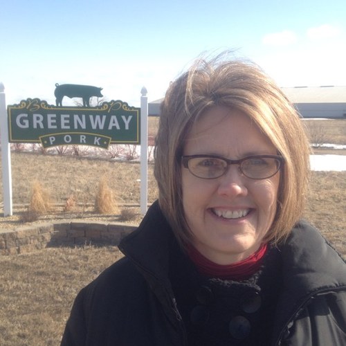 Former city girl turned farmer; raise pigs, beef cattle, corn, soybeans, wheat. We're family farmers passionate about the pork industry. Proud mom & grandma.