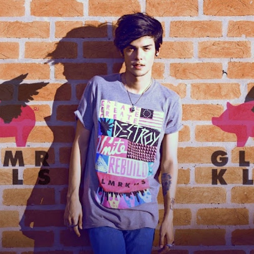 { Nice to meet you all guys !
{ I'm half-caste Brazilian Japanese
{ 23 years old designer and model
{ Let's talk w. me ツ
{ PS. FOLLOW BACK if you talk with me