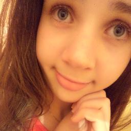 Apenas uma garota que ama d+ os amigos e a familia ,que sonha com coisas quase impossíveis e que apenas pensa em ser feliz acima de tudo..s2