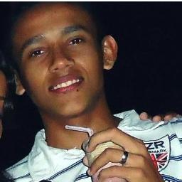 Covarde não é aquele que chora por amor , mais sim aquele que não ama com medo de sofrer!