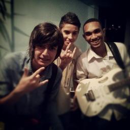 Uma banda de PopRock do momento, ouçam nosso som e  inscrevam-se nos nossos canais