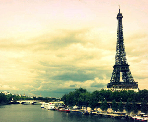 PARIS, JE T'AIME ♥ Bonjour, mon nom Michaela Angela. Je suis d'Indonésie. Et j'aime Tour Eiffel de la France :)