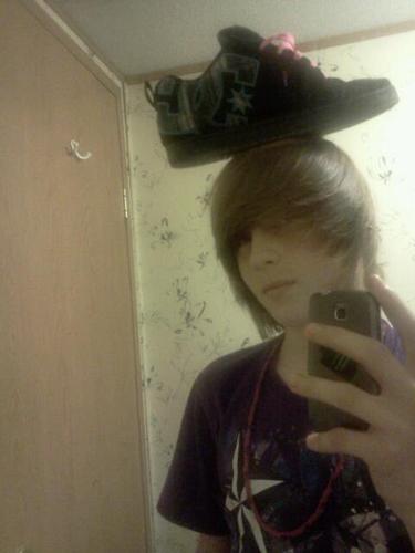 19 single, gay. super shy. talk to me... i dont bite