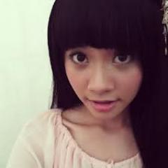 ViaAmbarani's profile picture. tersenyum itu lebih baik daripada menangis :)