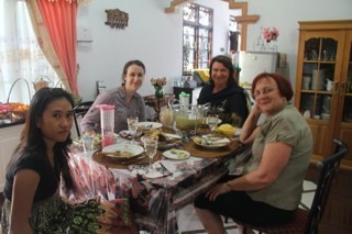 Homestay Bu Rita is the perfect place to stay in a quiet time to discover Central Borneo, Indonesia. Adress: Jl. Nyai Balau No. 50 B