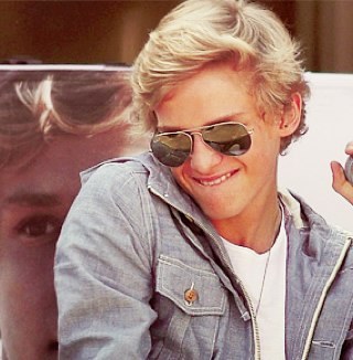 สวัสดีครับ ผม Cody Simpson ผมเป็นแค่ BOT น่ะครับ :) // ทักทายพูดคุยกันได้ครับ // ผมเป็นเด็กน่ารัก เฮฮา รั่วๆ ฟอลผมกันมาได้น่ะครับ :P บอทนี้ไร้สาระน่ะครับ :))