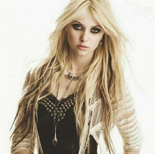 Rubia, sexy y rebelde. Hermana pequeña de Dan. Fuí la reina en varias ocasiones. Tengo cara de buena...solo la cara.