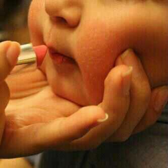 amoo0oon_h's profile picture. الإشتِياقَ ؛ طِفلٌ يتِيم يَقِفُ وحِيدًا يُرِيد العِنآقَ *