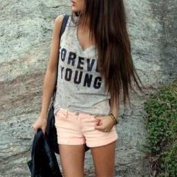 Follow voor leuke tweets! 
- Only girls-