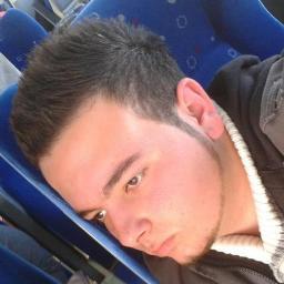 Hiç ezber yapamadım hayatta Hep doğaçlama oynadım rolümü Eğer kuvvetli olsaydı ezberim belki.. Seni Seviyorum diyebilirdim..