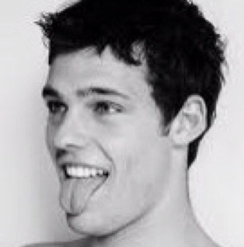 Im a vampire,merman,wizard. I have 2 brothers @OfficalRoryK @KennyF_RP sister @realsarahfox.Sinle