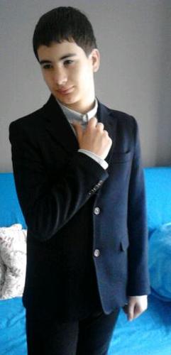 chico aburrido que tiene muchas cosas que contarte