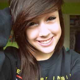 Apenas uma adolescente que ama demais. Apaixonada por abraços inesperados :) Sorrisos me conquista, olhares me fascina, beijos me ganha :3