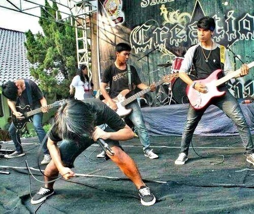 pinksun_oficial's profile picture. pop reggae band @dannyperwira vokal @fiqri_ginola rythm @tomytos_san lead @ivan_fadillah2 drummer @muhammadfauza54 bass