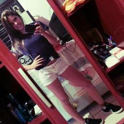 , insuportaveel (cm quem merece), zueraa, alegree, apaixonada pela a vida , amo meus amgs e familias , trato bein quem me trata bein , arrogante as vezes *----*