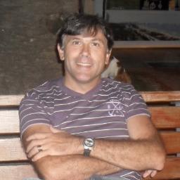 Naci en Rio Tercero Cordoba el12 de octubre de 1966, hijo de Hugo Jose y Maria Norma. Tengo esposa y dos hijas y un perro.Ingeniero Mecanico, buen cocinero!
