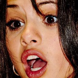Oi,sou Sekita Gosma,pego artistas q tao no auge uso eles p fikar famosa dps jogo fora // Odeio a Selena msm,e dai? se n gosta do meu twitter nem olhe 2 bjs :*