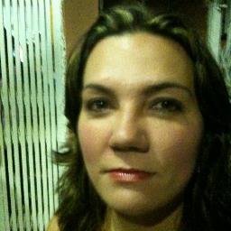 SOU UMA MOÇA COMUNICATIVA, ESPONTANEA, ADORO CRIANÇAS , TENHO SEIS SOBRINHOS . MORO COM MEUS PAIS.