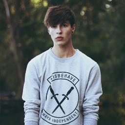Pierre, 19 ans. J'aime le skate. Voilà, tu en sais déjà trop sur moi. Follow moi si tu en veux plus.