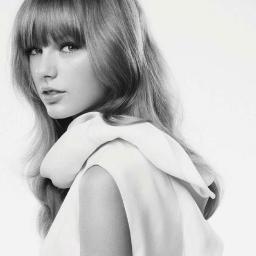 I'm an Italian girl and I love Taylor Swift. Taylor and her music are essential for my life, I need her and I'm grateful to her/ Obsessed with THG from 12-05-12