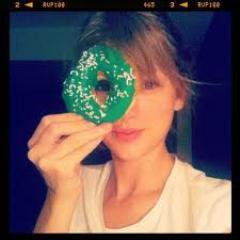 I go to Hollywood Arts School in LA. :) Lead singer of the rock band, Toxic Beauty. I hope u enjoy my tweets! Luv ya'll! ;* ♥