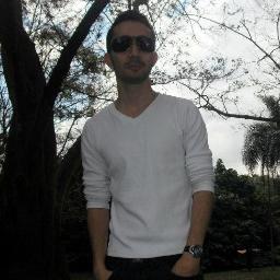 Sempre extrovertido, vamo q vamo...cada minuto nervoso são 60 seg q vc deixa de sorrir...
À procura da batida e da mulher perfeita...rsrsrs
