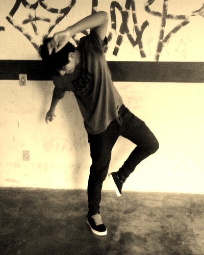 Chato , fofo , carente , carinhoso , dancer de free step , Integrante da #LoskapaFS , 16 anos , otaku ,
   cantor nas horas vagas kkk, sqn '
