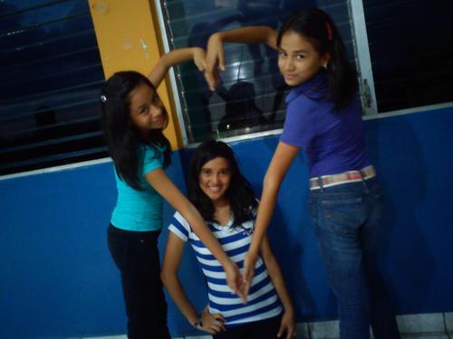 Me encanta fregar en el cole,.salir con mis amigas eschuchar musica, jugar football,jugar videojuegos y mirar dragon ball z