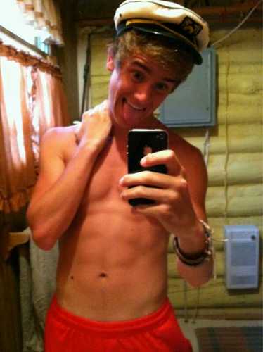 idk what to put here but check out my tweets c; |i follow back|