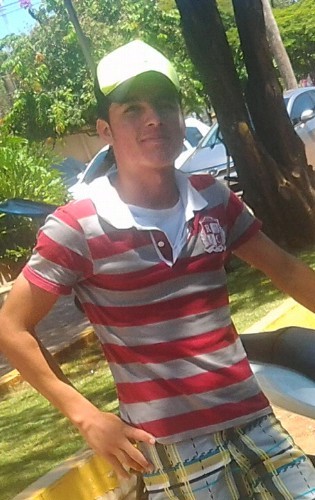 sou um cara brincalhão meio bagunceiro e muito carinhoso,