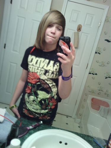 Hi guys c: You should Follow Me :D I skate 24/7 365~ I like issues:3