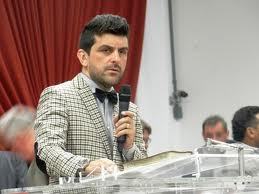 SIMPLESMENTE HUMANO,LUTANDO PARA SER UMA PESSOA MELHOR A CADA DIA,PEDINDO GRACA P SER EXEMPLO P MINHA FAMILIA E MUNDO