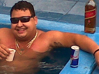Hombre Del Suort Grande Com Mui Lah Plata Parra Gasta Com Las Murreres ! $$$ Compriendes ?