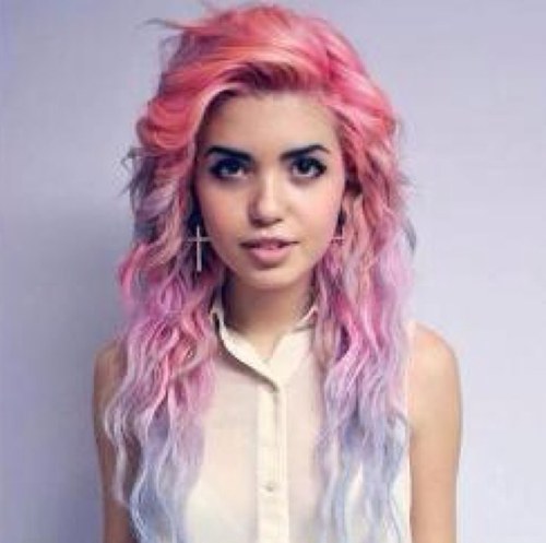 Jeune mannequin de 19 ans rêvant de devenir chanteuse.